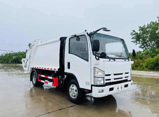 庆铃五十铃 700P 8M3 压缩垃圾车 4x2 QL1100A8KA1Y