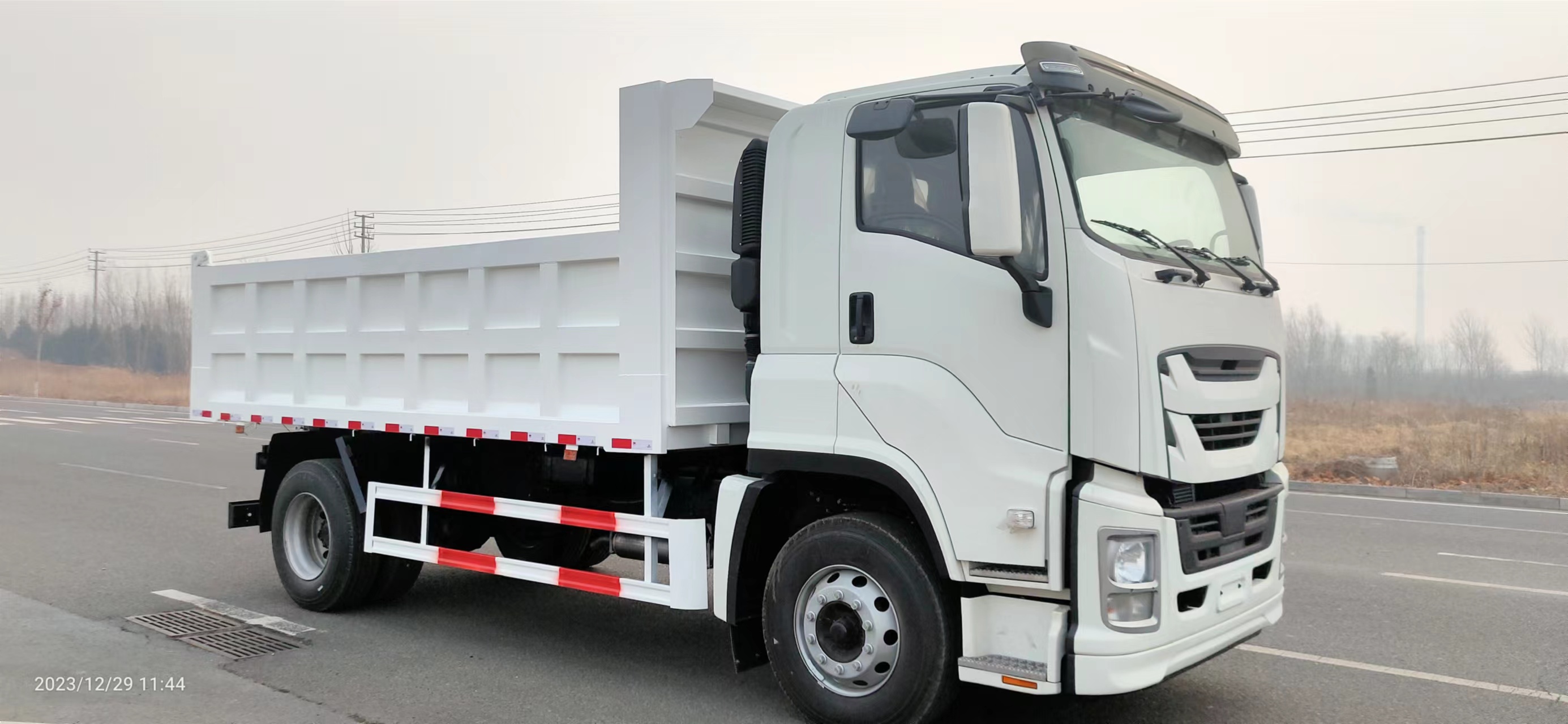 五十铃自卸卡车