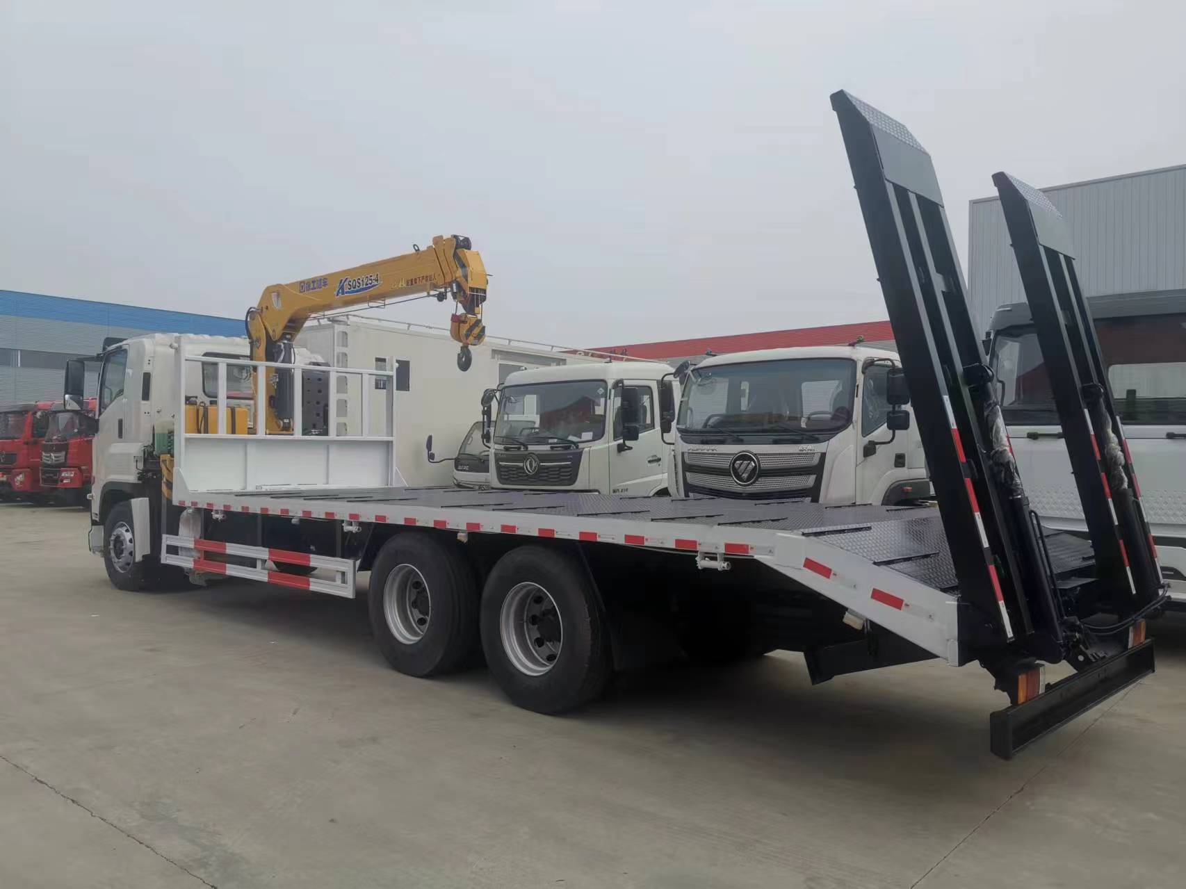 带起重机的平板卡车