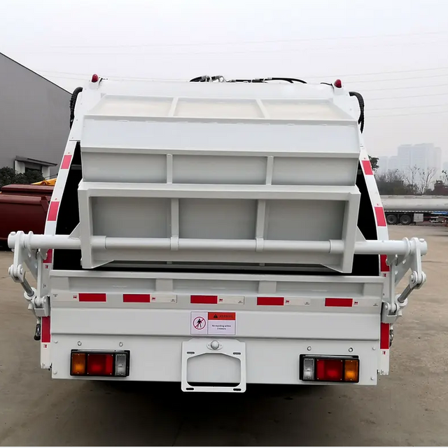 庆铃700P 6轮压缩垃圾车