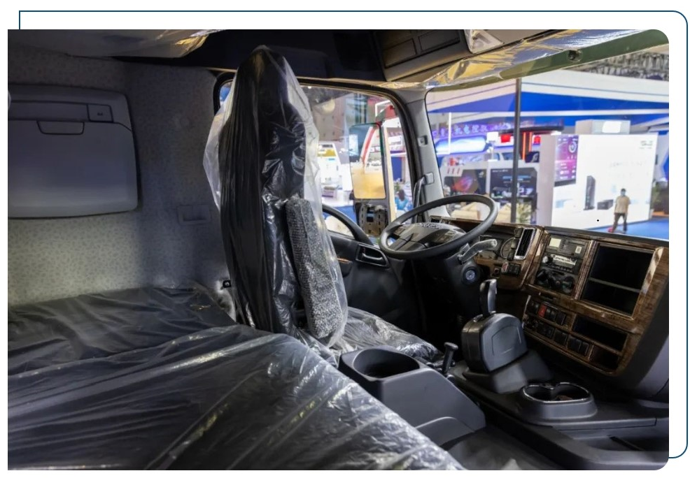 里面的拖拉机卡车