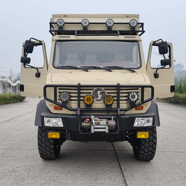 豪华 4x4 Shacman SX2119 带军用底盘的大篷车