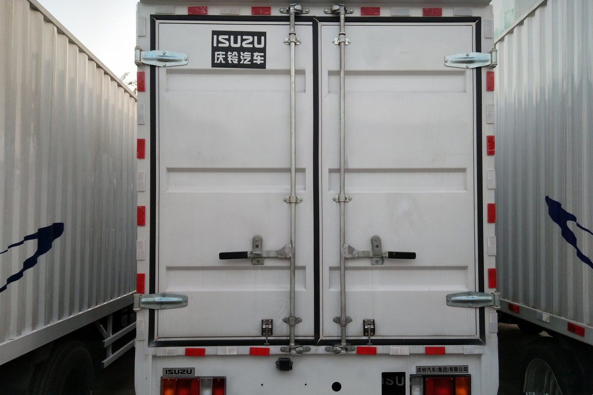  庆铃五十铃厢式卡车 100P 4x2 QL5040XXYMVFW