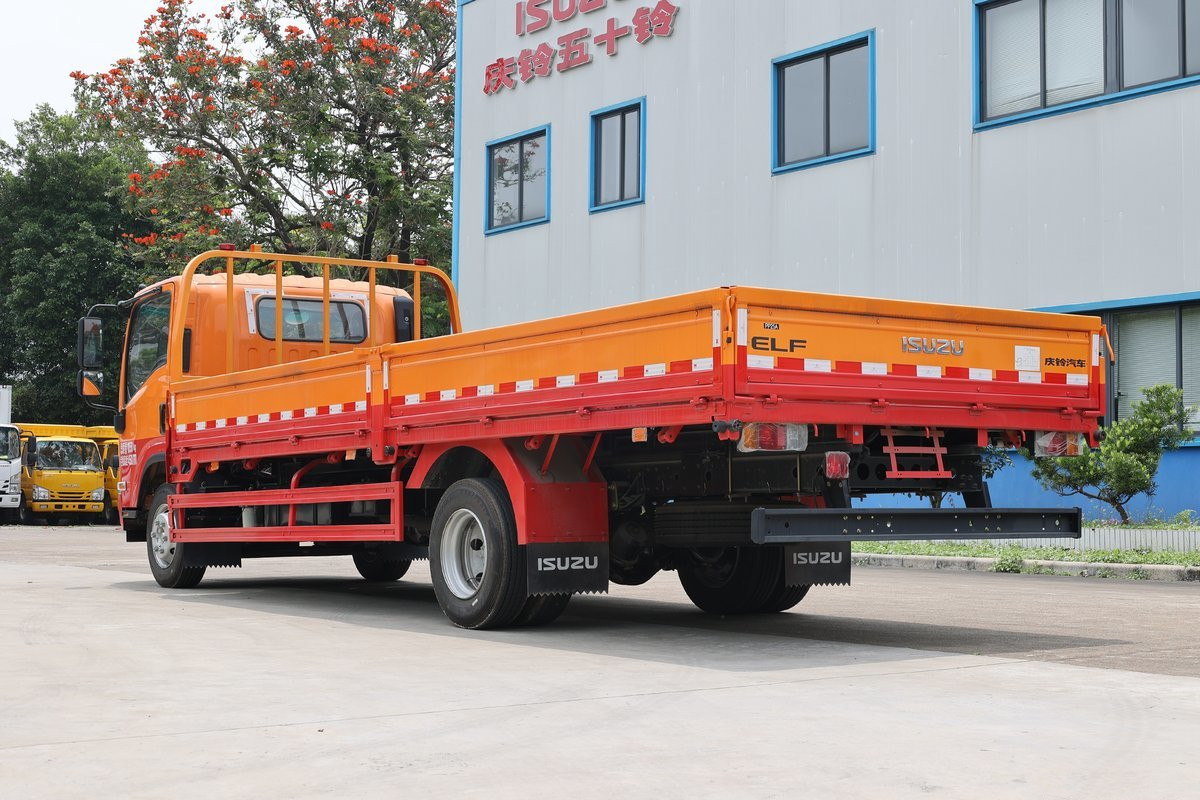 庆铃五十铃 700P 4x2 中型商用车 QL1110ANLA
