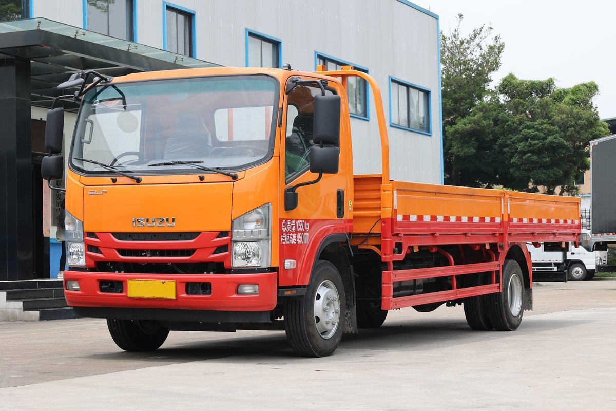  庆铃五十铃 700P 4x2 中型商用车 QL1110ANLA
