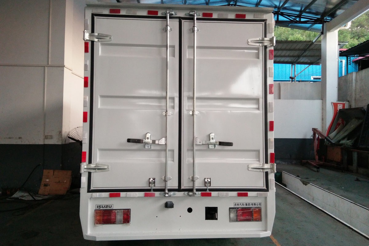  庆铃五十铃厢式卡车 100P 4x2 QL5040XXYMVFW