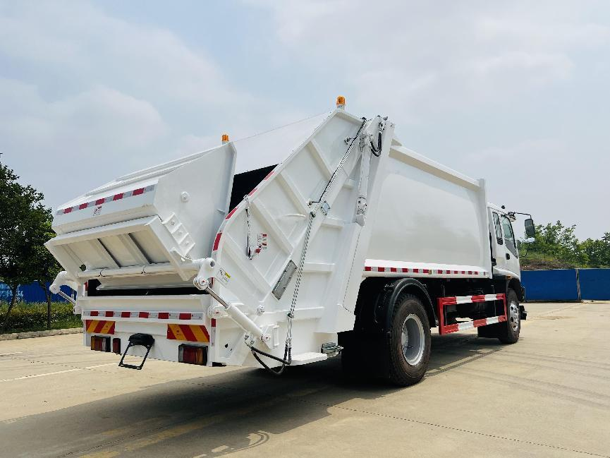 庆铃12 M3压缩式垃圾车